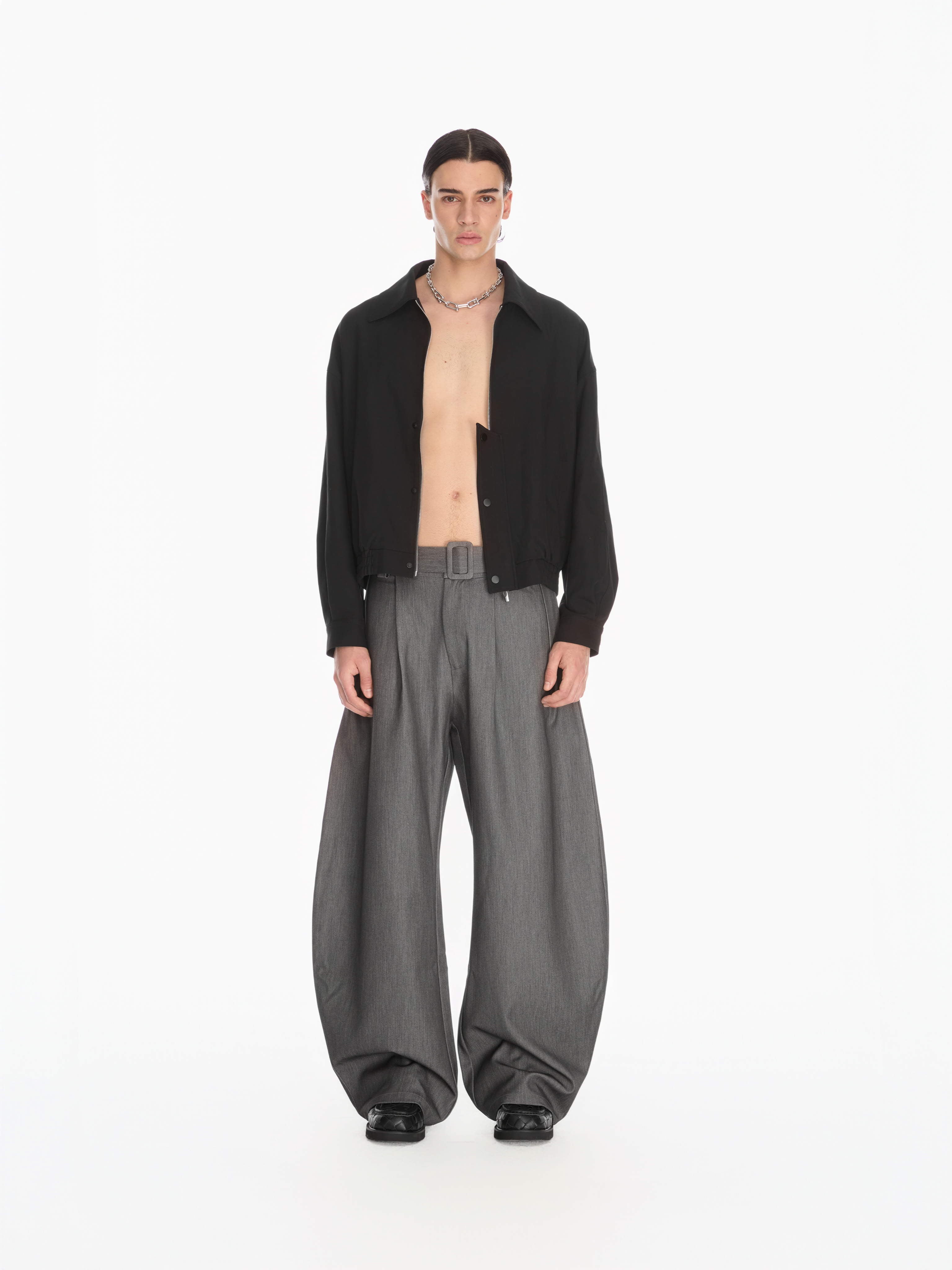 REFERENZ Lieferant (Yhone) - weite Bundfaltenhose grau am Model |chip:Model – measurements to follow