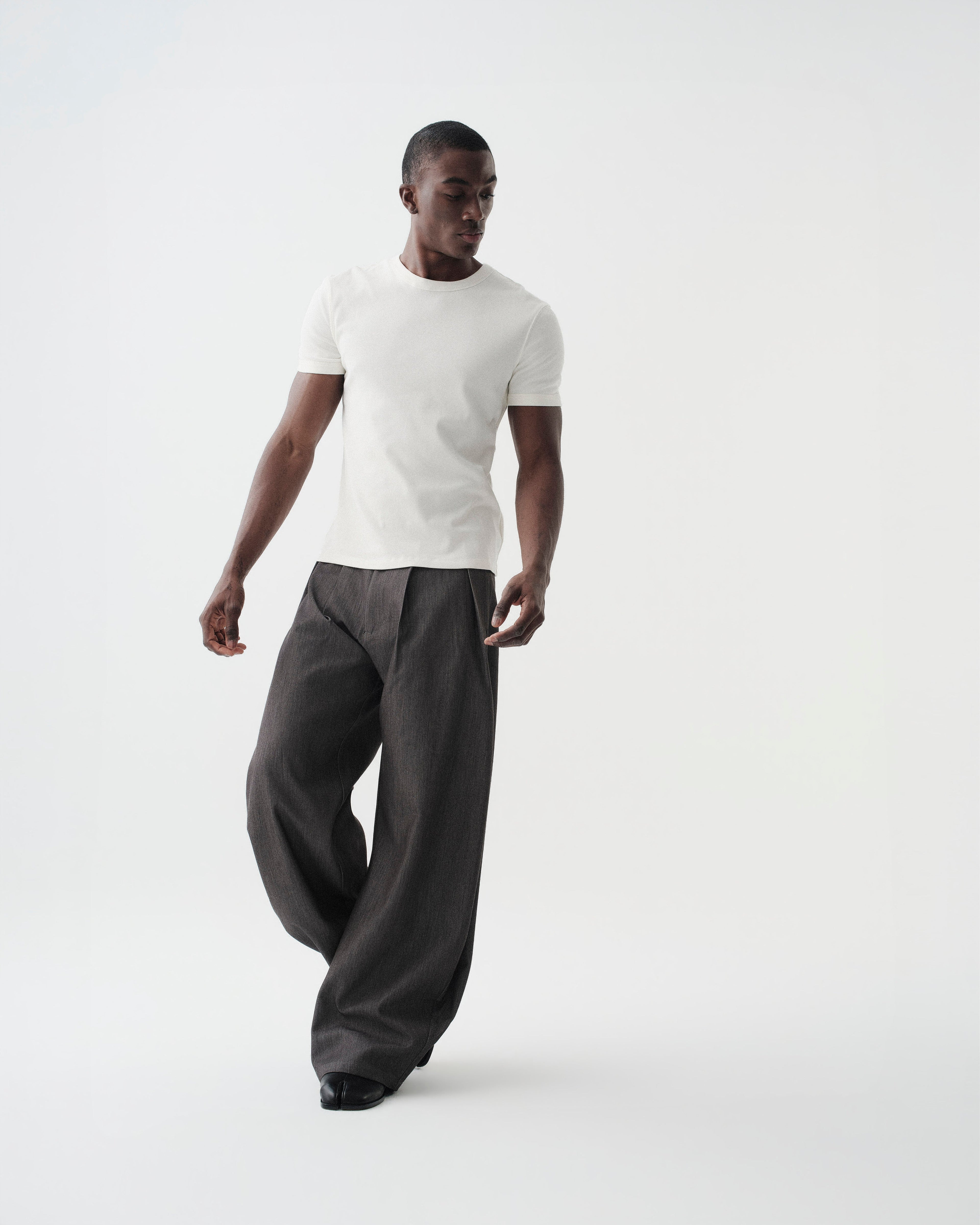 REFERENZ Lieferant (Yhone) - weite Bundfaltenhose, Ganzkoerper am Model |chip:Model – measurements to follow