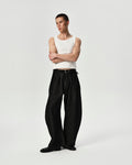REFERENZ Lieferant (Yhone) - weite Bundfaltenhose schwarz am Model |chip:Model – measurements to follow