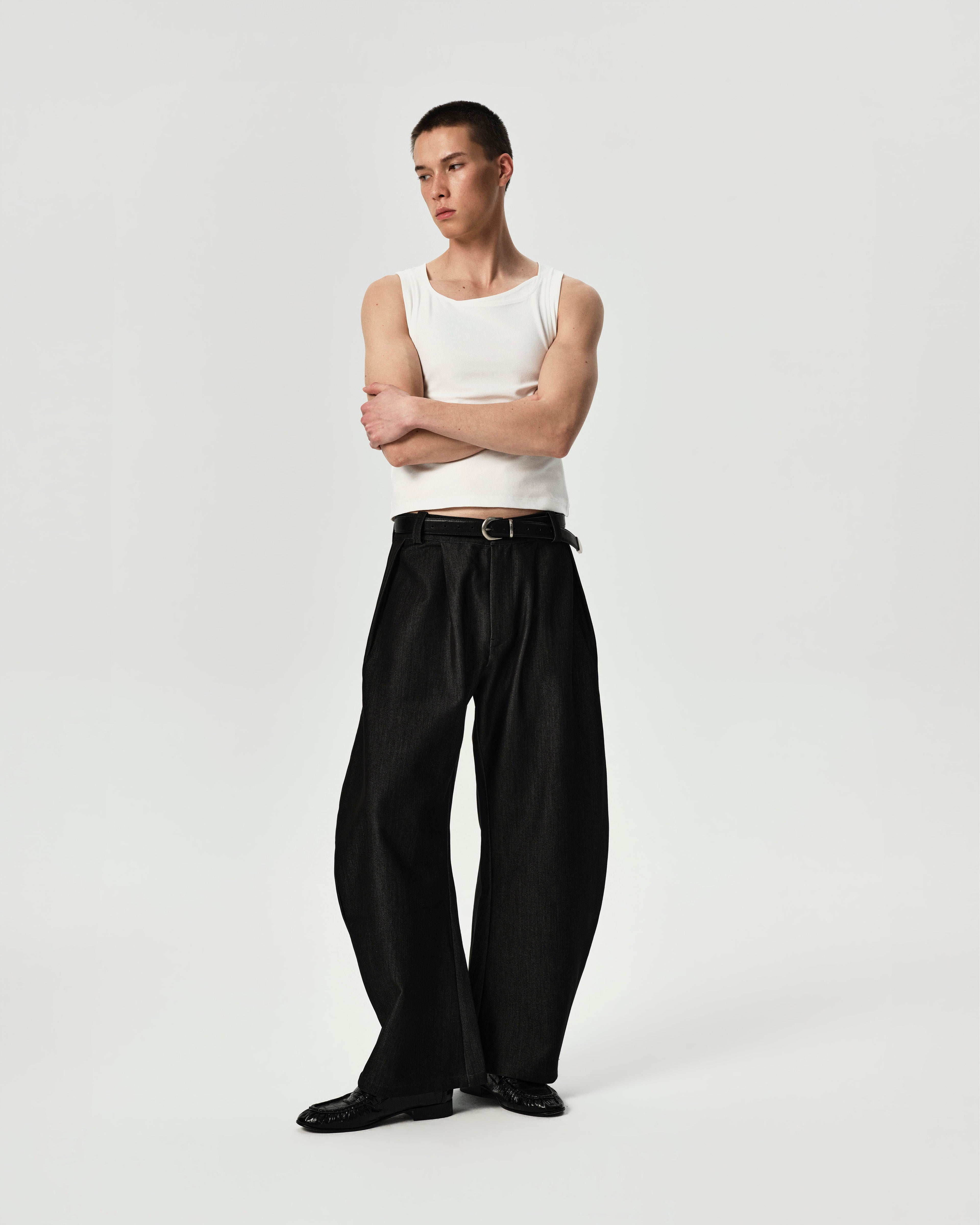 REFERENZ Lieferant (Yhone) - weite Bundfaltenhose schwarz am Model |chip:Model – measurements to follow