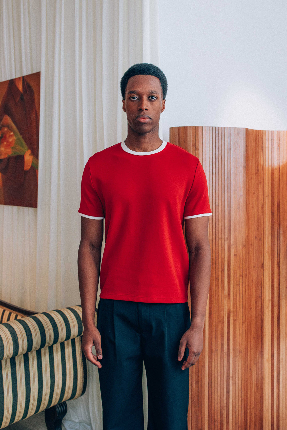 REFERENZ Lieferant (33mm Brando) - ringer tee red on model |chip:Model – 185cm – wears M