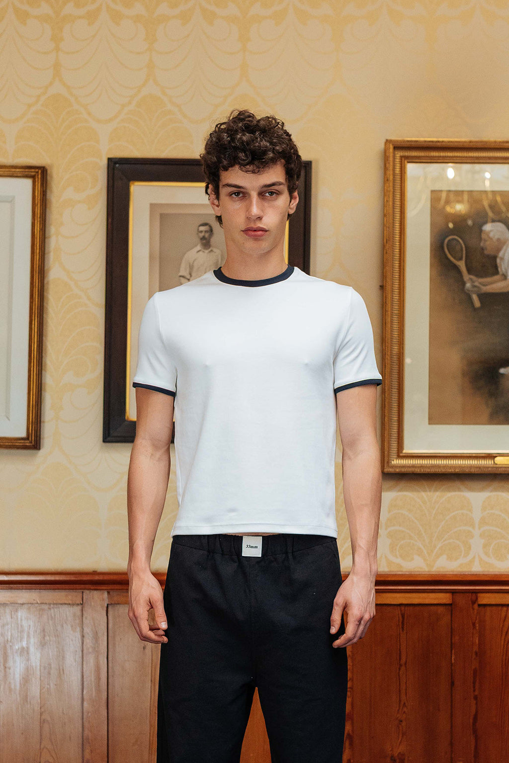 REFERENZ Lieferant (33mm Brando) - ringer tee white on model |chip:Model – 188cm – wears M