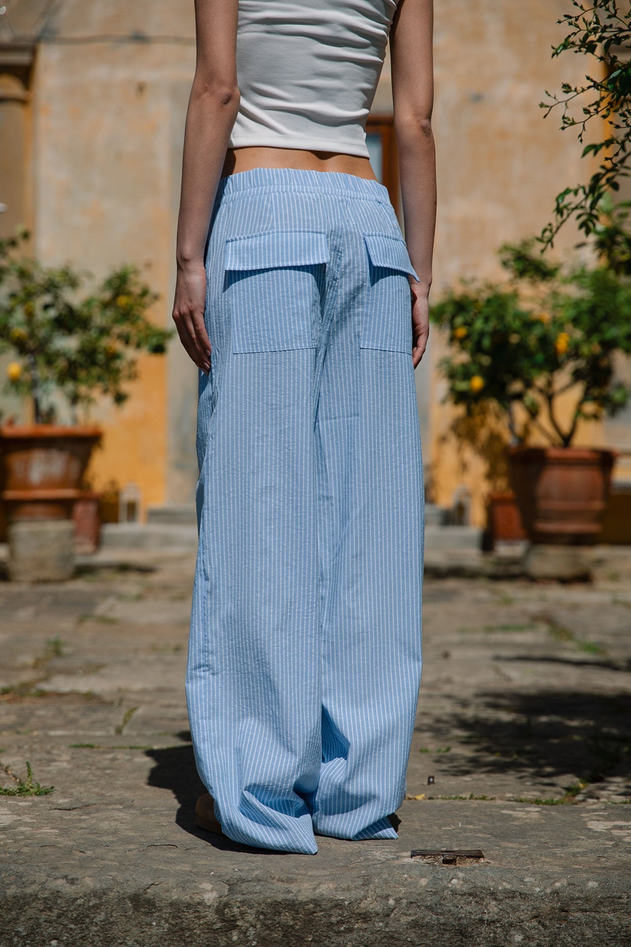 Drawstring trousers sky blue stripe, back view on model |chip:Model – 173cm – wears S