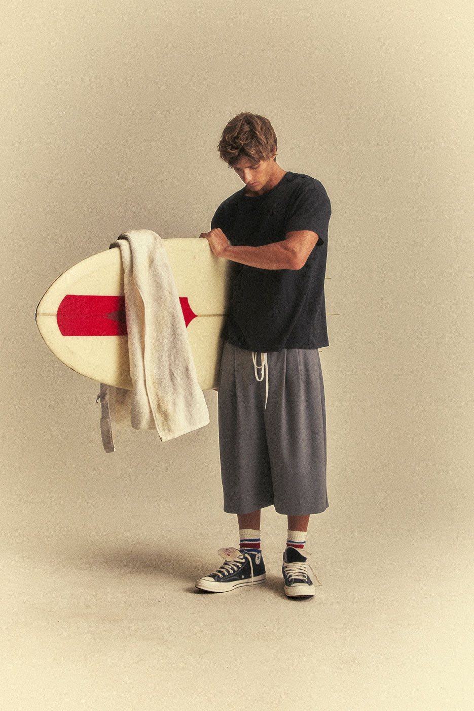 REFERENZ Lieferant (Elwood) - Formal Short grau, Detail Stoff