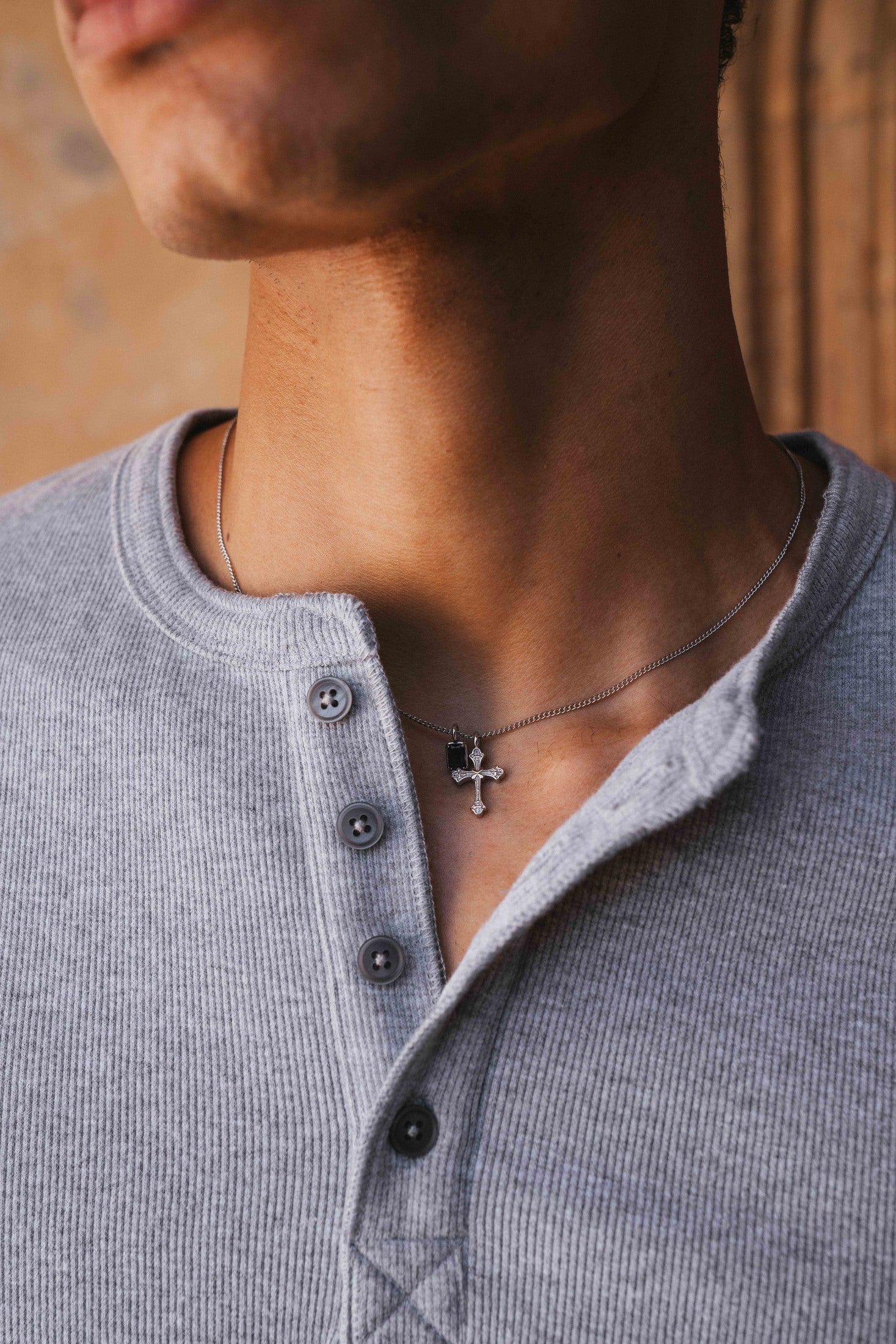 REFERENZ Lieferant (33mm Ezra) - Detail Knopfleiste und Rippstruktur
