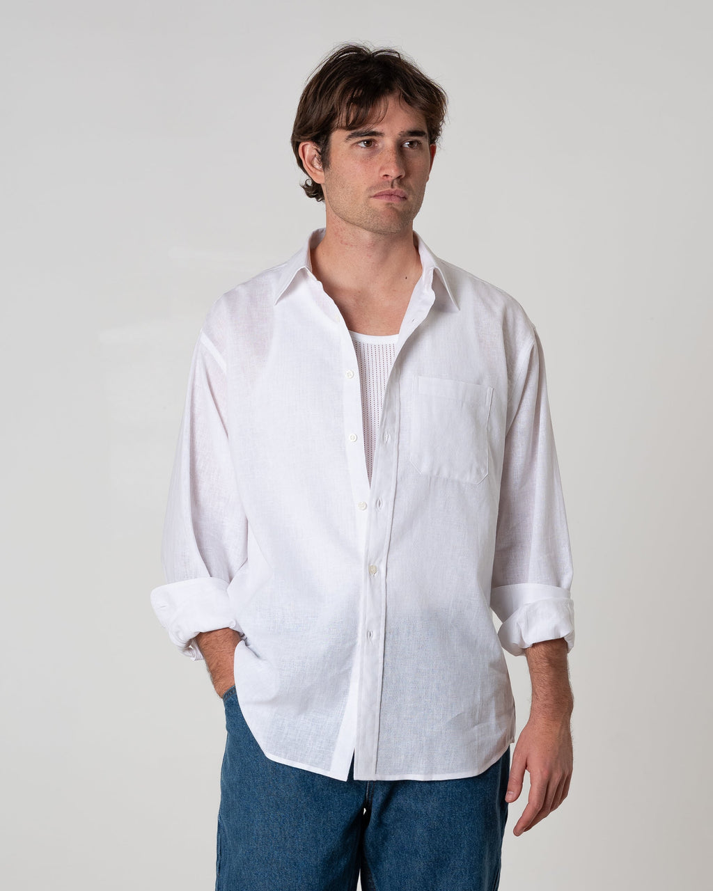 REFERENZ Lieferant (Every Other Thursday) - Leinenhemd am Model, Ansicht 2 |chip:Model – 185cm – wears L