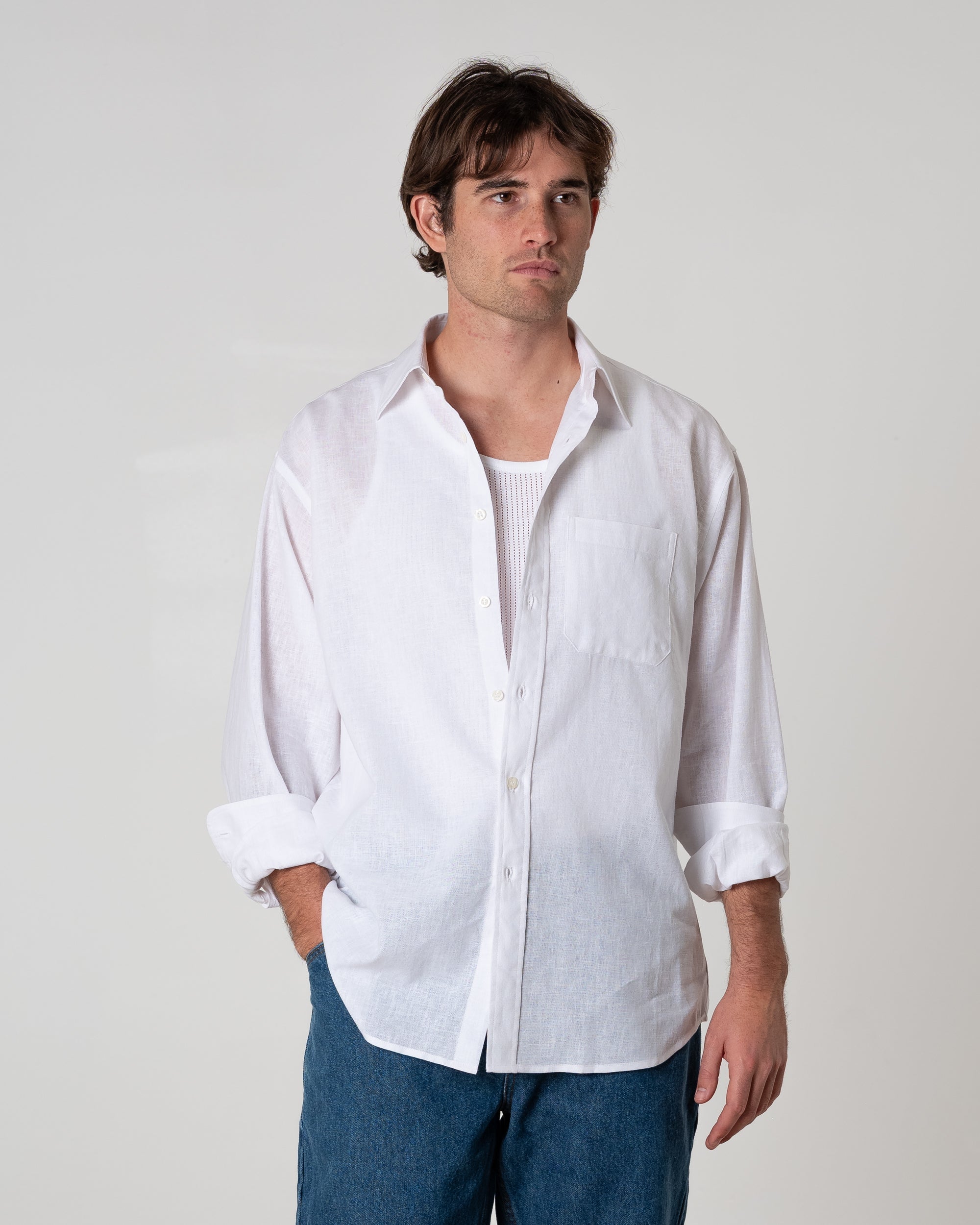 REFERENZ Lieferant (Every Other Thursday) - Leinenhemd am Model, Ansicht 2 |chip:Model – 185cm – wears L