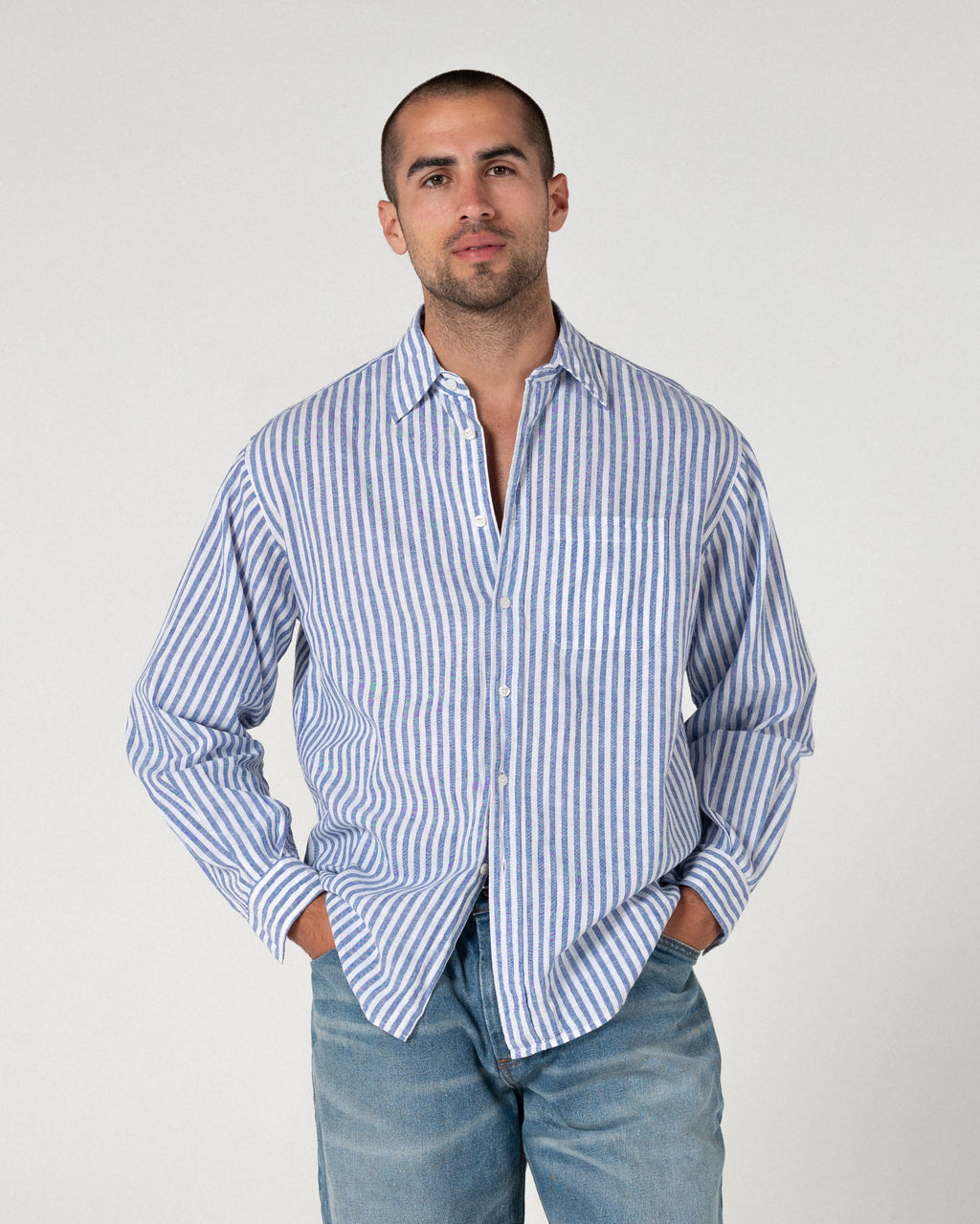 REFERENZ Lieferant (Every Other Thursday) - Leinenhemd am Model |chip:Model – 185cm – wears L