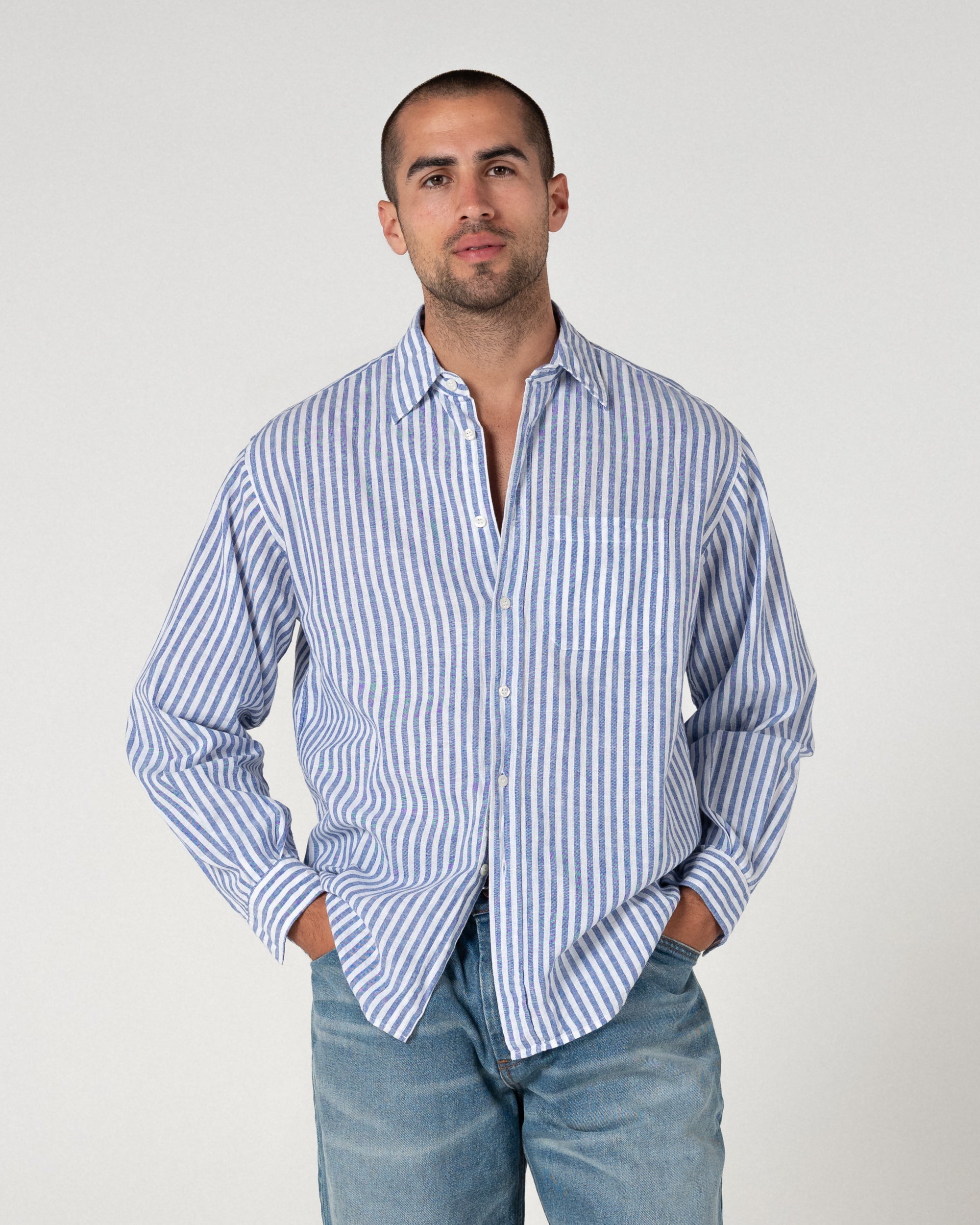 REFERENZ Lieferant (Every Other Thursday) - Leinenhemd am Model |chip:Model – 185cm – wears L