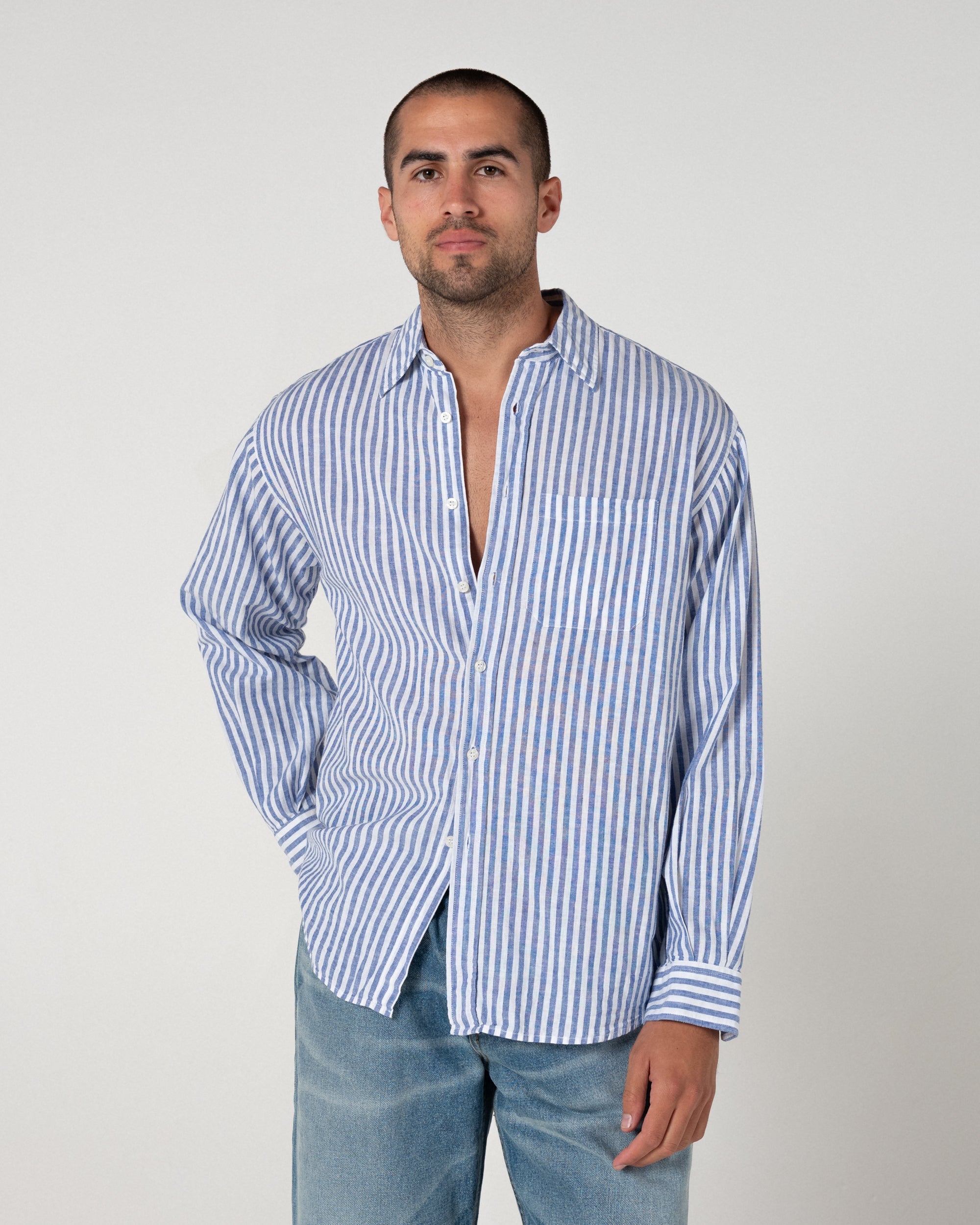REFERENZ Lieferant (Every Other Thursday) - Leinenhemd am Model, Ansicht 2 |chip:Model – 185cm – wears L