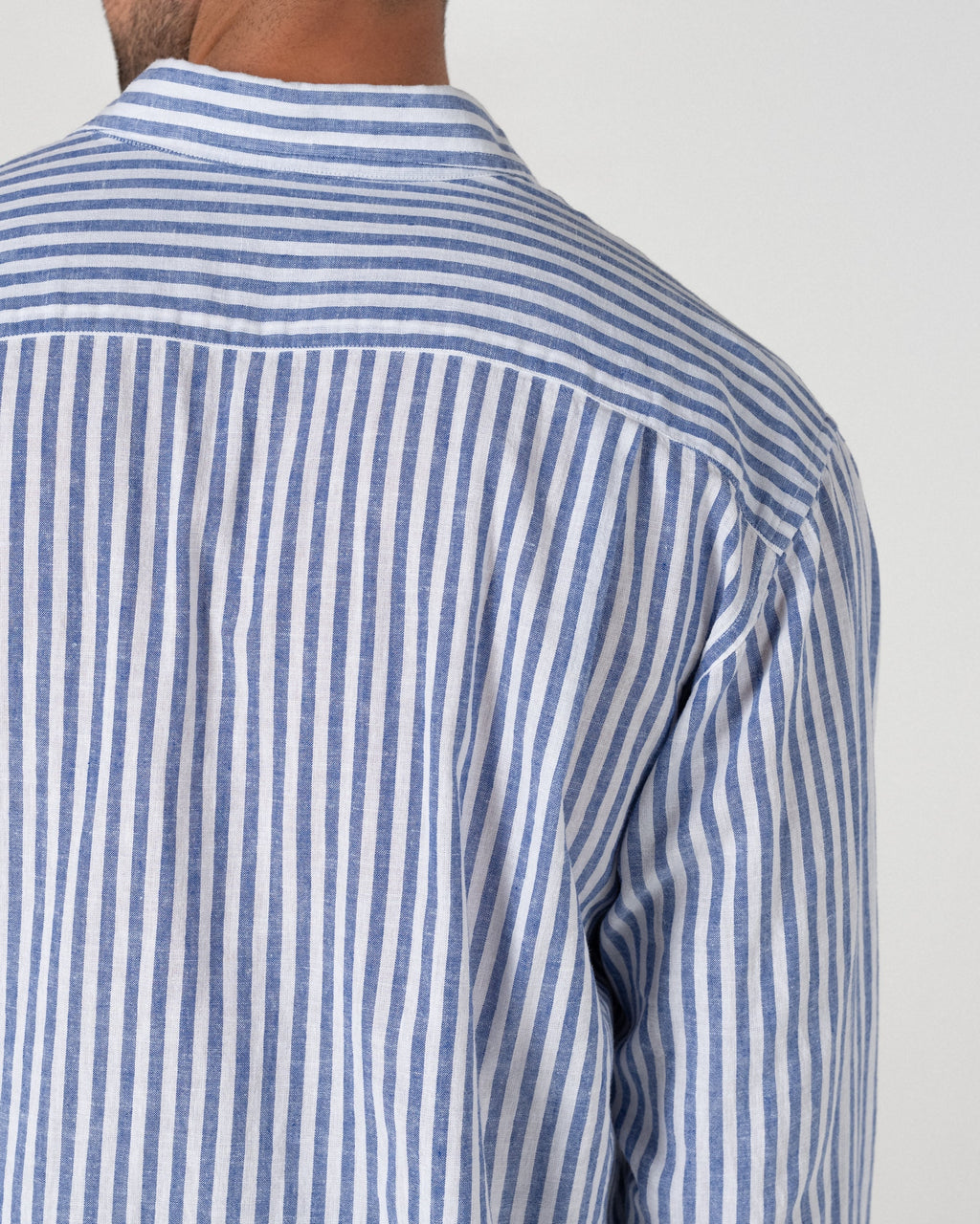 REFERENZ Lieferant (Every Other Thursday) - Leinenhemd am Model, Ansicht 3 |chip:Model – 185cm – wears L