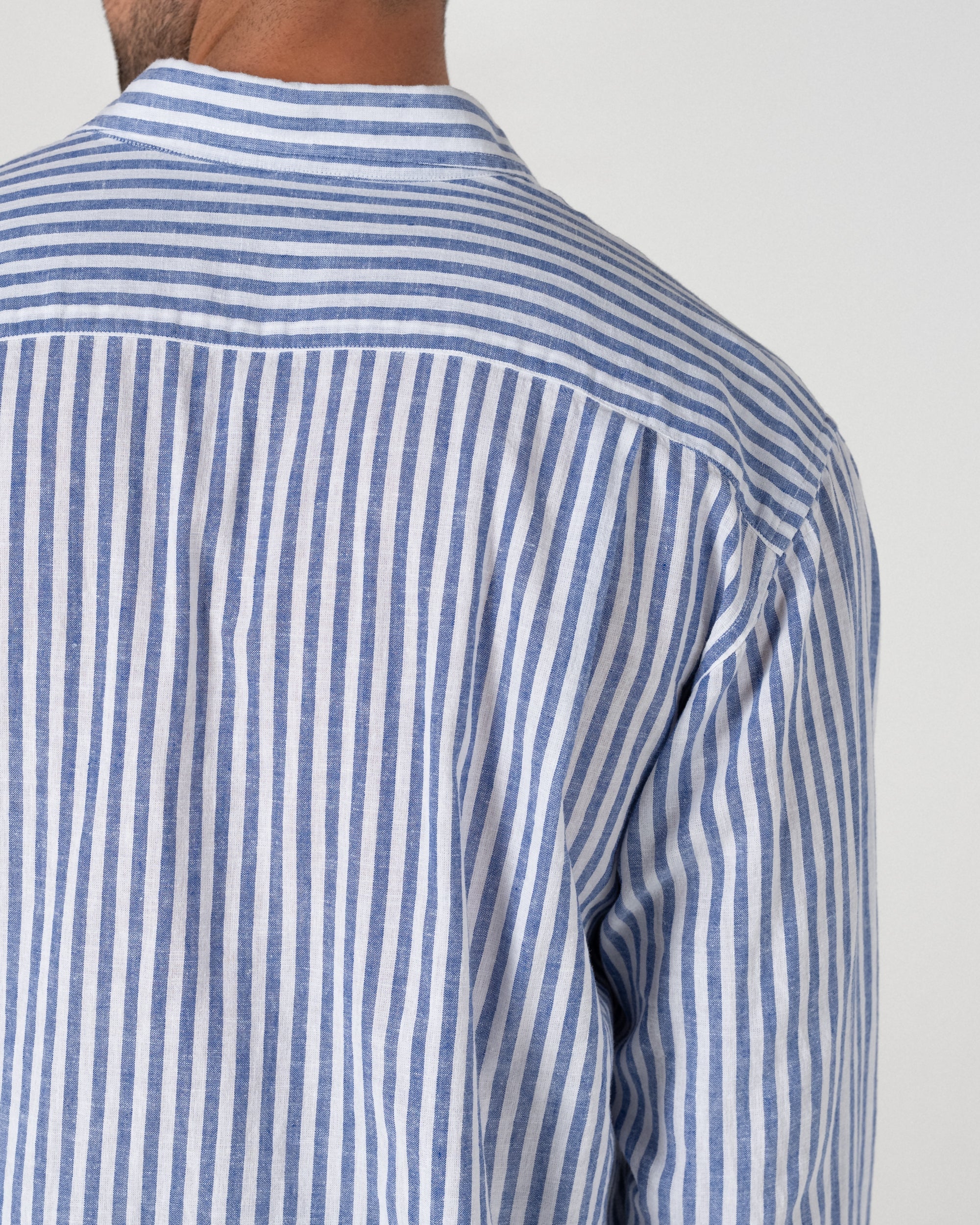 REFERENZ Lieferant (Every Other Thursday) - Leinenhemd am Model, Ansicht 3 |chip:Model – 185cm – wears L