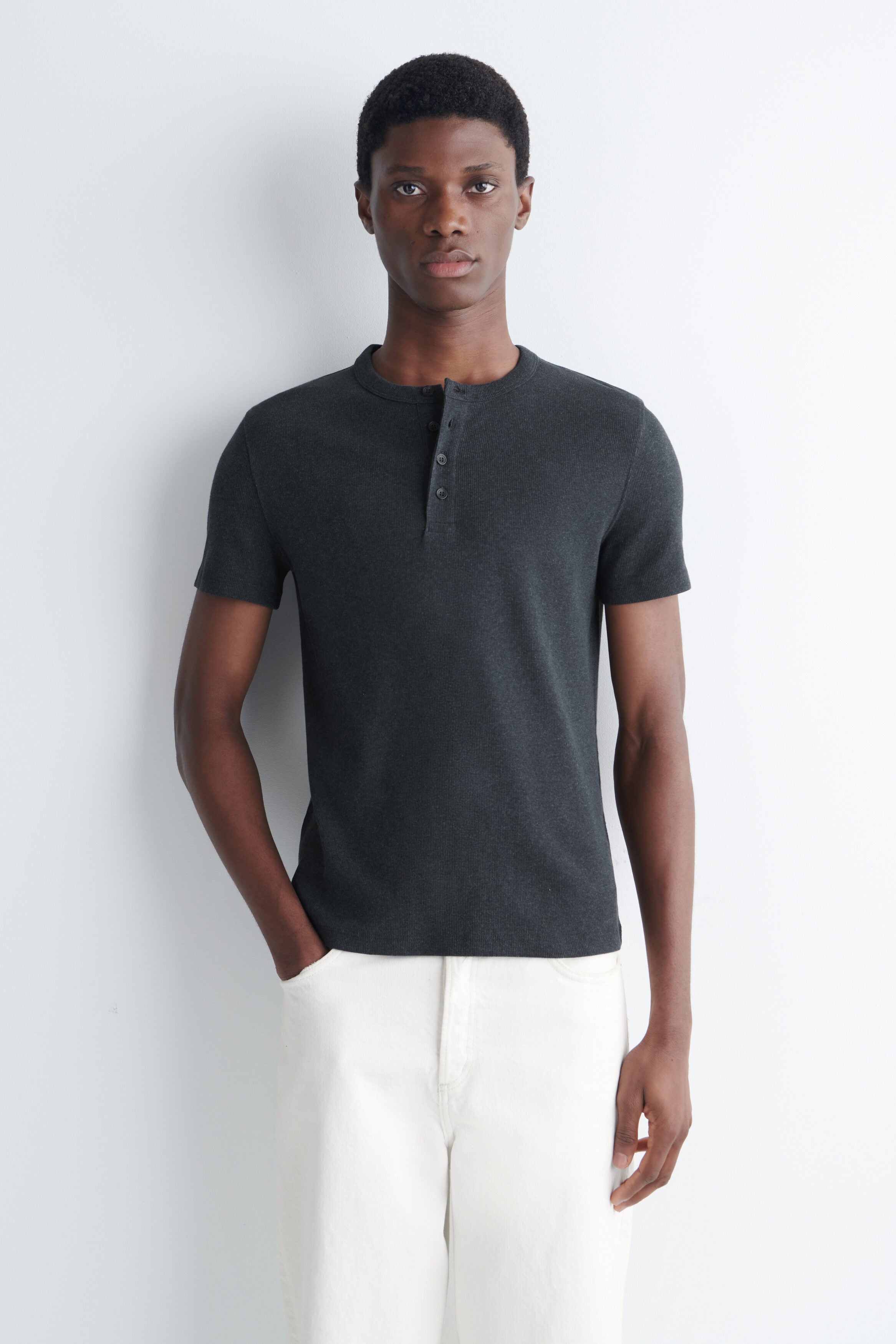 REFERENZ Lieferant (COS) - geripptes Henley navy melange, Ansicht 1 |chip:Model – wears M