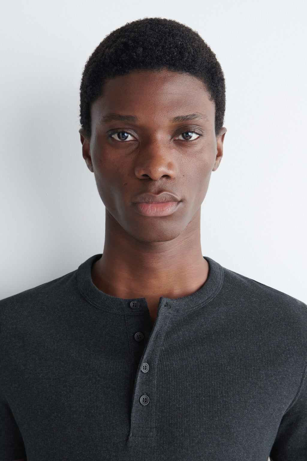 REFERENZ Lieferant (COS) - geripptes Henley navy melange, Ansicht 4 |chip:Model – wears M