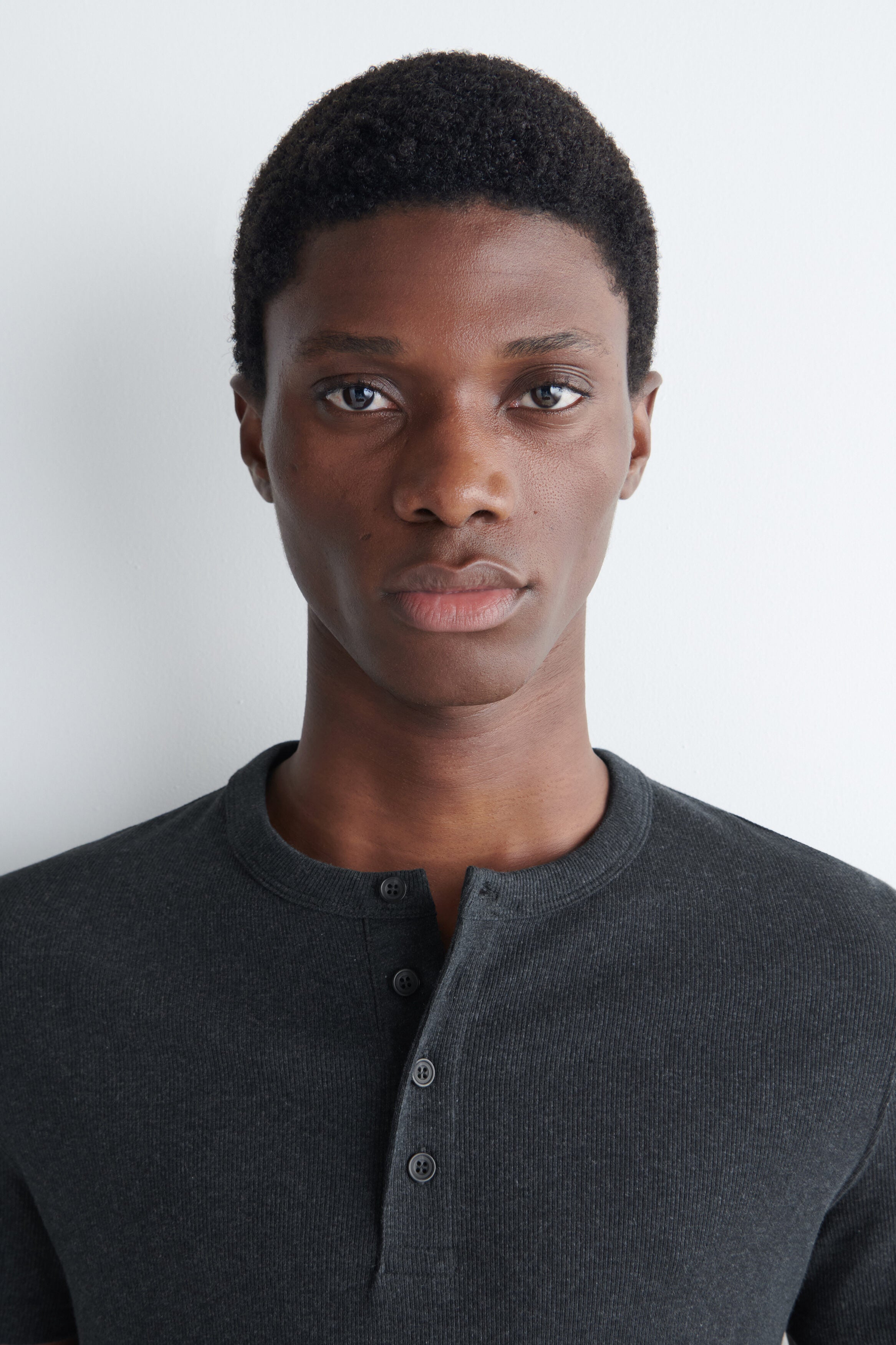 REFERENZ Lieferant (COS) - geripptes Henley navy melange, Ansicht 4 |chip:Model – wears M