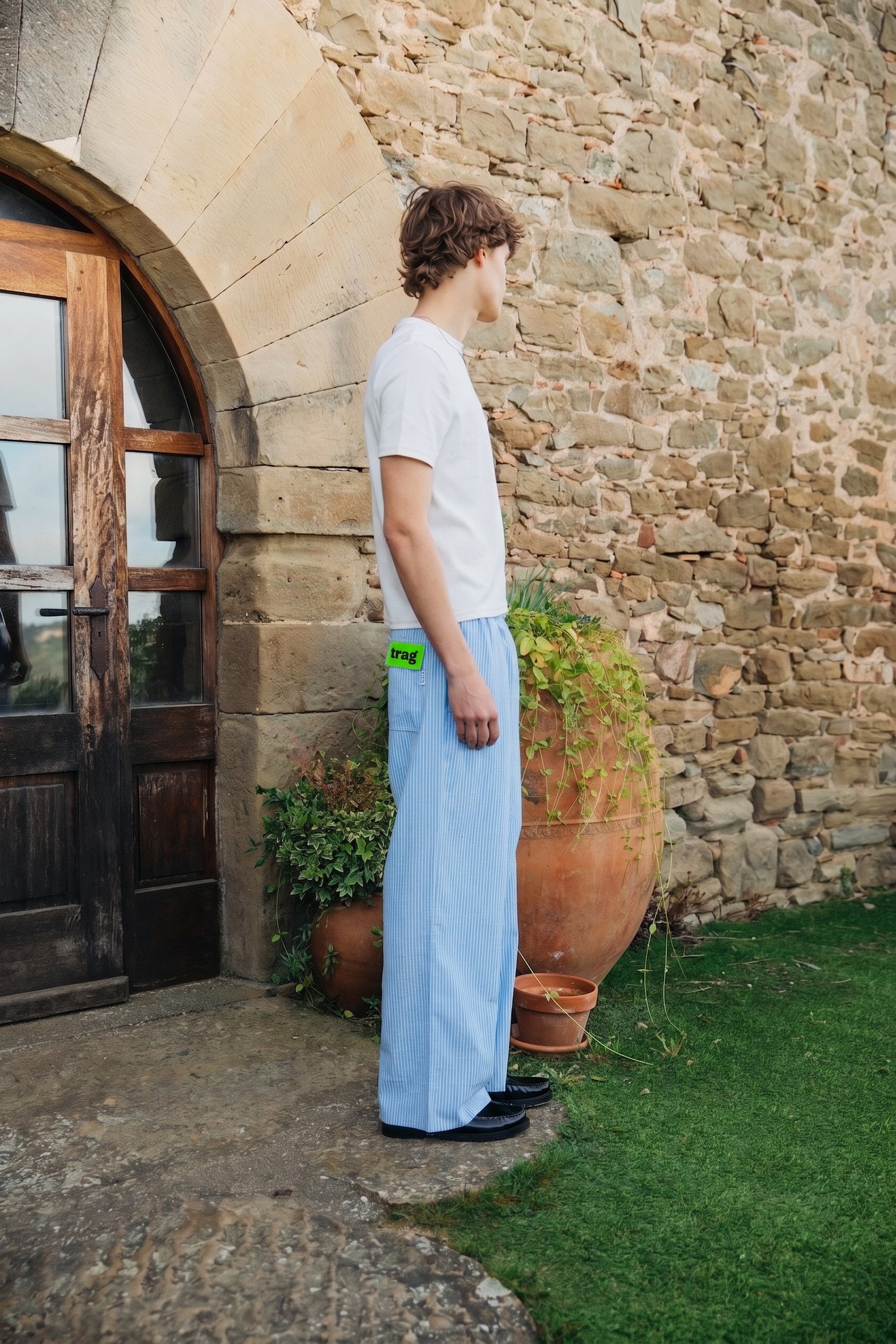 Drawstring trousers sky blue stripe side view, trag label on flap pocket |chip:Model – 190cm – wears L