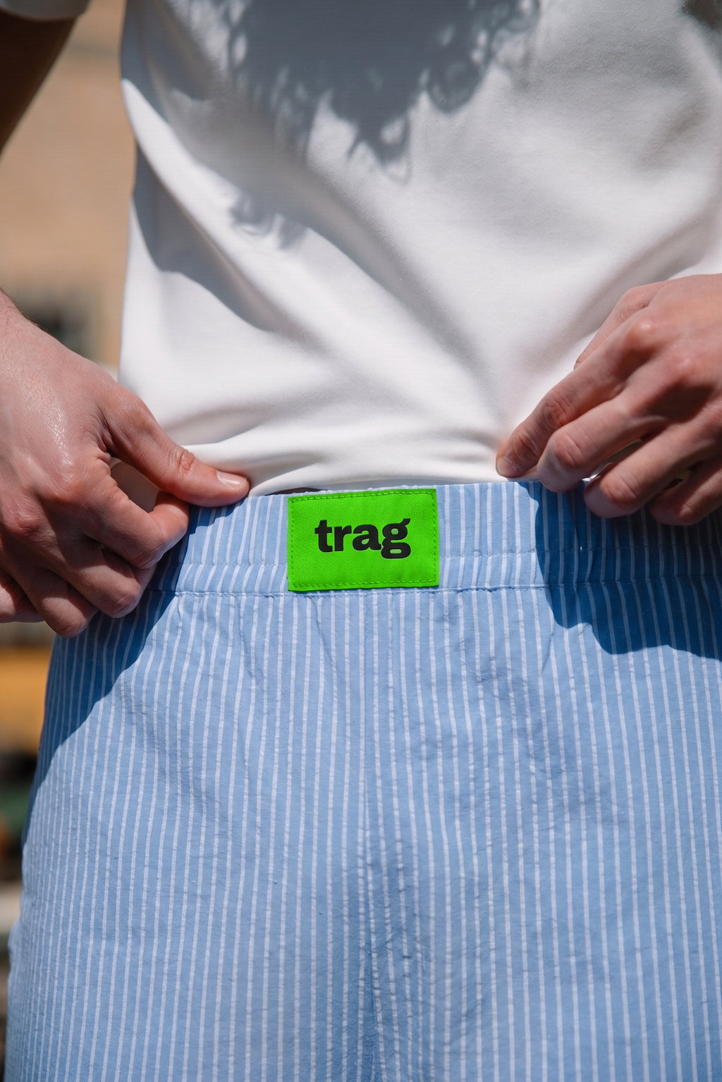 Drawstring trousers sky blue stripe, close-up of trag label at waistband |chip:Model – 173cm – wears S