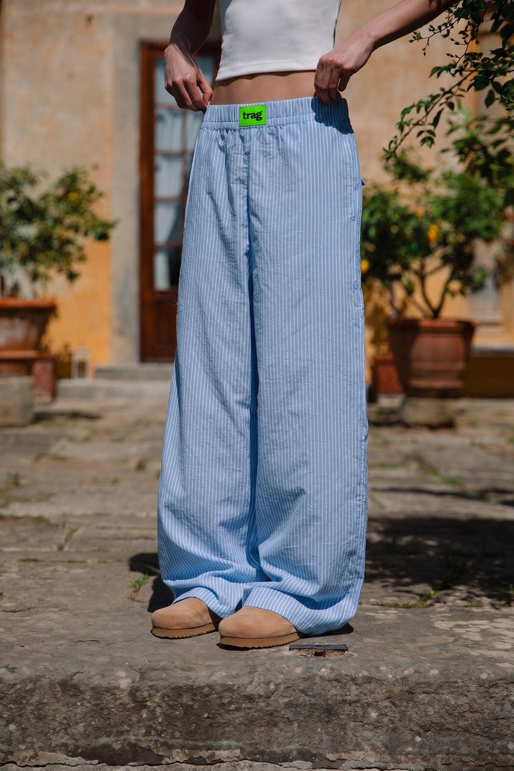 Drawstring trousers sky blue stripe on model (173 cm, size S), trag label at waistband |chip:Model – 173cm – wears S