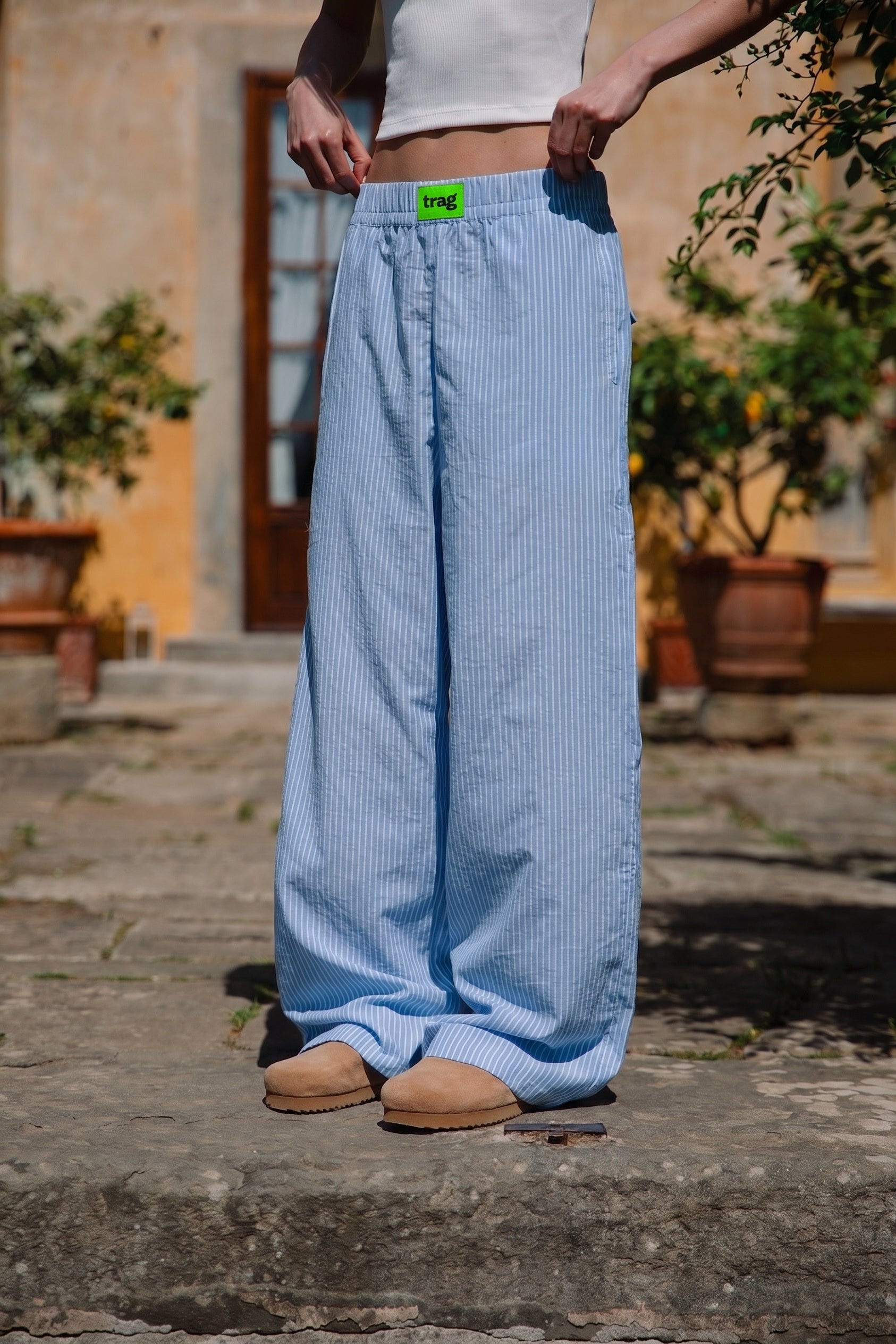 Drawstring trousers sky blue stripe on model (173 cm, size S), trag label at waistband |chip:Model – 173cm – wears S