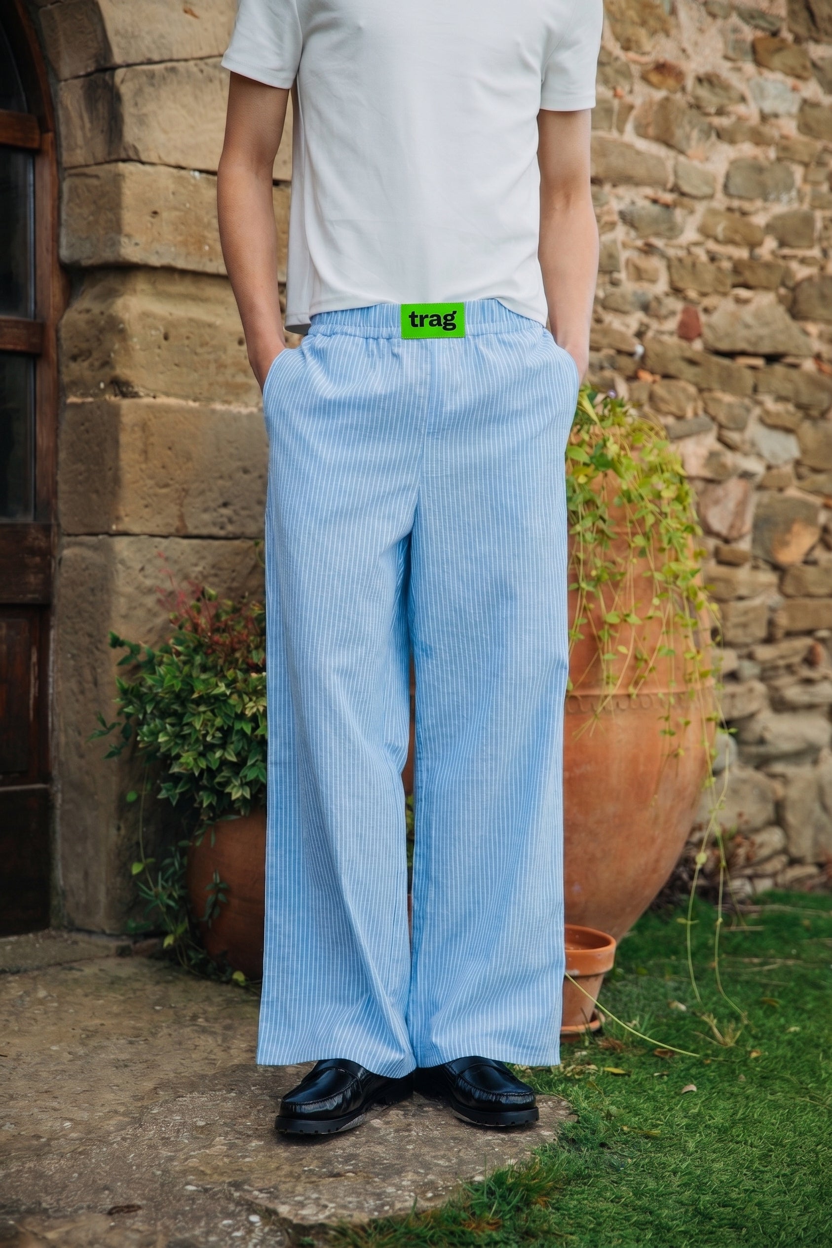 Drawstring trousers sky blue stripe front view, trag label at waistband |chip:Model – 190cm – wears L