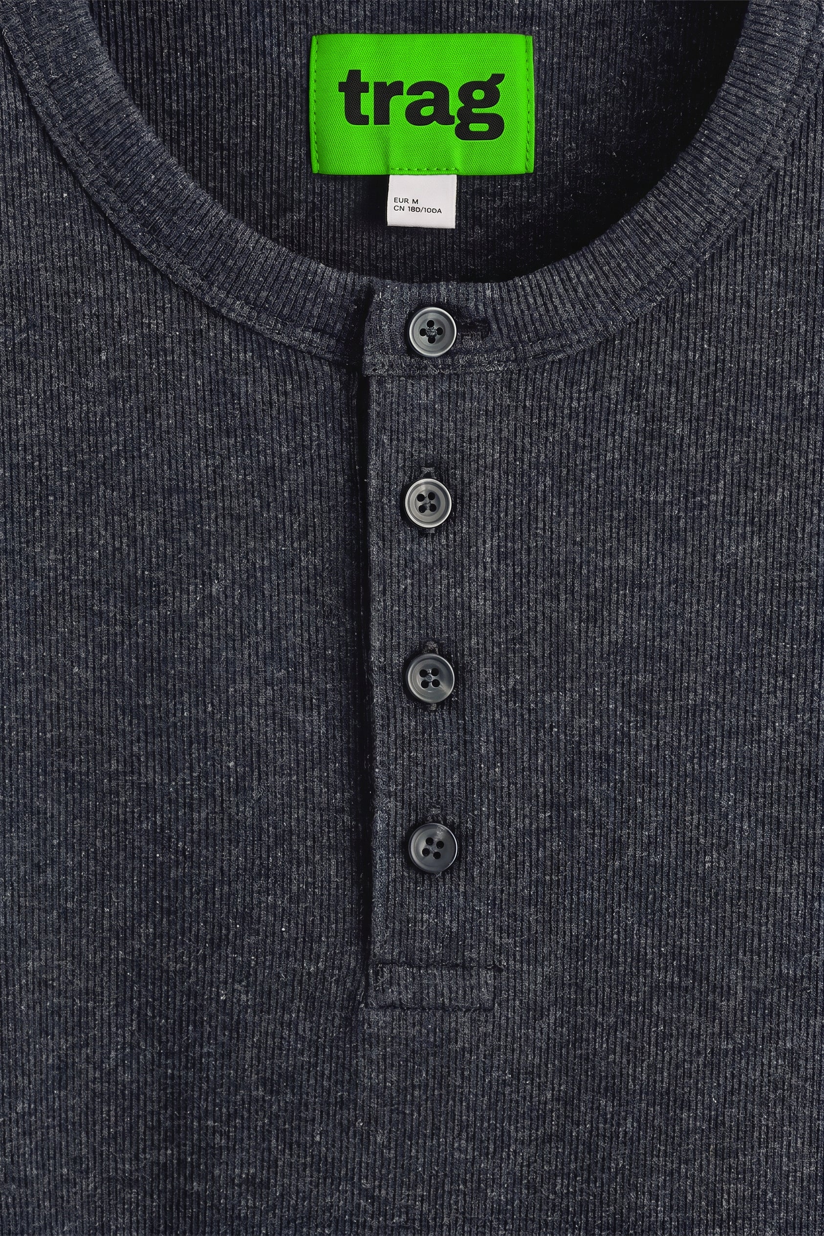 Ribbed henley navy melange, placket detail with trag label